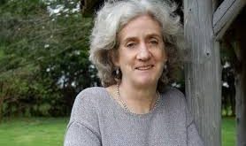 Akiko Busch, çağdaş Amerikan deneme yazını içinde doğa, tasarım, kültür ve insan algısı arasındaki ilişkiyi incelikli bir dille ele alan önemli yazarlardan biridir. Eserleri, yalnızca estetik ya da akademik bir çerçevede değil; günlük yaşamın sıradan görünen ayrıntıları üzerinden insanın çevresiyle kurduğu anlam ilişkisini sorgulayan bir düşünsel derinlik taşır.