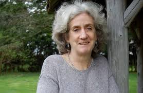 Akiko Busch, çağdaş Amerikan deneme yazını içinde doğa, tasarım, kültür ve insan algısı arasındaki ilişkiyi incelikli bir dille ele alan önemli yazarlardan biridir. Eserleri, yalnızca estetik ya da akademik bir çerçevede değil; günlük yaşamın sıradan görünen ayrıntıları üzerinden insanın çevresiyle kurduğu anlam ilişkisini sorgulayan bir düşünsel derinlik taşır.