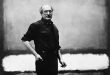 Onun sanatı, figüratif temsilden tamamen uzaklaşarak insan duygularını saf renk ve form aracılığıyla ifade etmeye yönelmiştir. Rothko’nun eserleri yalnızca görsel değil, aynı zamanda meditatif bir deneyim sunar.