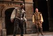 William Shakespeare’in en yoğun psikolojik trajedilerinden biri olan Othello, yalnızca bir kıskançlık hikâyesi değil; insan zihninin manipülasyona ne kadar açık olabileceğini, güvenin nasıl kırılabileceğini ve sevginin nasıl yıkıcı bir güce dönüşebileceğini inceleyen derin bir dramatik yapıdır. Yaklaşık 1603 civarında yazıldığı düşünülen eser, Shakespeare’in olgunluk döneminin en güçlü psikolojik analizlerinden birini sunar ve günümüze kadar hem sahne hem de sinema sanatında etkisini sürdürür.