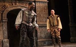 William Shakespeare’in en yoğun psikolojik trajedilerinden biri olan Othello, yalnızca bir kıskançlık hikâyesi değil; insan zihninin manipülasyona ne kadar açık olabileceğini, güvenin nasıl kırılabileceğini ve sevginin nasıl yıkıcı bir güce dönüşebileceğini inceleyen derin bir dramatik yapıdır. Yaklaşık 1603 civarında yazıldığı düşünülen eser, Shakespeare’in olgunluk döneminin en güçlü psikolojik analizlerinden birini sunar ve günümüze kadar hem sahne hem de sinema sanatında etkisini sürdürür.