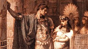Shakespeare, oyunun temel kaynağı olarak Antik Yunan tarihçisi Plutarkhos’un ünlü eseri Paralel Yaşamlar’ı kullanmıştır. Ancak tarihsel olayları birebir aktarmaktan ziyade, onları güçlü dramatik çatışmalarla yeniden şekillendirerek evrensel bir insanlık hikâyesine dönüştürmüştür. Bu nedenle Antonius ve Kleopatra, hem tarihsel bir anlatı hem de psikolojik derinliği yüksek bir trajedi olarak değerlendirilir.