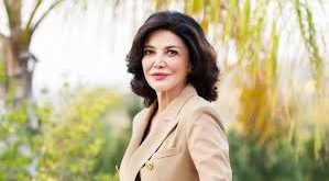 Henüz genç yaşlarda tiyatroya yönelen Aghdashloo, sahne sanatlarıyla aktif olarak ilgilenmeye başladı. İran’da aldığı eğitim ve sahne deneyimi, onun oyunculuk kariyerinin sağlam temeller üzerine kurulmasını sağladı.