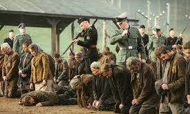Sobibor, 1943 yılında Nazi işgali altındaki Polonya’da geçen gerçek bir olaya dayanır. Film, Yahudi-Sovyet subayı Alexander Pechersky’nin liderliğinde gerçekleşen Sobibor ölüm kampı ayaklanmasını merkezine alır. Hikâye, toplama kampına getirilen mahkumların hayatta kalma mücadelesi ile başlar ve zamanla organize bir direnişe dönüşür.