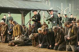 Sobibor, 1943 yılında Nazi işgali altındaki Polonya’da geçen gerçek bir olaya dayanır. Film, Yahudi-Sovyet subayı Alexander Pechersky’nin liderliğinde gerçekleşen Sobibor ölüm kampı ayaklanmasını merkezine alır. Hikâye, toplama kampına getirilen mahkumların hayatta kalma mücadelesi ile başlar ve zamanla organize bir direnişe dönüşür.