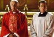 Her ne kadar hikâye kronolojik olarak bir “ön hikâye” (prequel) olsa da, film The Da Vinci Code’un ardından çekilmiş ve onun başarısının üzerine inşa edilmiştir. Ancak bu yapım, selefine kıyasla daha tempolu, daha aksiyon odaklı ve daha geniş kitlelere hitap eden bir anlatım sunar.