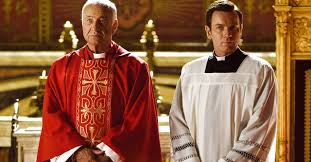 Her ne kadar hikâye kronolojik olarak bir “ön hikâye” (prequel) olsa da, film The Da Vinci Code’un ardından çekilmiş ve onun başarısının üzerine inşa edilmiştir. Ancak bu yapım, selefine kıyasla daha tempolu, daha aksiyon odaklı ve daha geniş kitlelere hitap eden bir anlatım sunar.