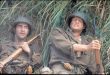 The Thin Red Line, II. Dünya Savaşı sırasında Amerikan askerlerinin Pasifik’teki zorlu mücadelesini konu alır. Ancak film, klasik savaş anlatılarından farklı olarak, çatışmaların stratejik yönlerinden çok askerlerin iç dünyasına odaklanır.