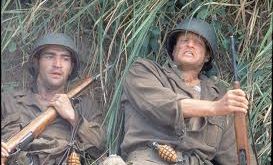 The Thin Red Line, II. Dünya Savaşı sırasında Amerikan askerlerinin Pasifik’teki zorlu mücadelesini konu alır. Ancak film, klasik savaş anlatılarından farklı olarak, çatışmaların stratejik yönlerinden çok askerlerin iç dünyasına odaklanır.