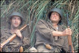 The Thin Red Line, II. Dünya Savaşı sırasında Amerikan askerlerinin Pasifik’teki zorlu mücadelesini konu alır. Ancak film, klasik savaş anlatılarından farklı olarak, çatışmaların stratejik yönlerinden çok askerlerin iç dünyasına odaklanır.