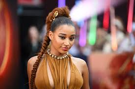 Amandla Stenberg, 23 Ekim 1998 tarihinde Los Angeles’ta dünyaya geldi. Annesi Afro-Amerikan, babası ise Danimarka kökenlidir. Çok kültürlü bir aile yapısına sahip olan Stenberg, bu çeşitliliğin etkisini hem kimliğinde hem de kariyer seçimlerinde sıkça yansıtmıştır.