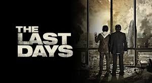 1998 yapımı The Last Days, belgesel sinemanın en çarpıcı ve sarsıcı örneklerinden biri olarak kabul edilir. Yönetmen koltuğunda James Moll’un oturduğu yapım, yalnızca tarihsel bir anlatı sunmakla kalmaz; aynı zamanda insanlık tarihinin en karanlık dönemlerinden biri olan Holokost’u bireysel tanıklıklar üzerinden yeniden anlamlandırır.