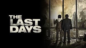 1998 yapımı The Last Days, belgesel sinemanın en çarpıcı ve sarsıcı örneklerinden biri olarak kabul edilir. Yönetmen koltuğunda James Moll’un oturduğu yapım, yalnızca tarihsel bir anlatı sunmakla kalmaz; aynı zamanda insanlık tarihinin en karanlık dönemlerinden biri olan Holokost’u bireysel tanıklıklar üzerinden yeniden anlamlandırır.