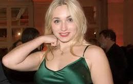 Chloé Jouannet, 17 Ekim 1997 tarihinde Fransa’da dünyaya gelmiştir. Sanatla iç içe bir ailede büyüyen Jouannet, küçük yaşlardan itibaren oyunculuğa yakın bir ortamda yetişmiştir. Annesi ünlü Fransız aktris Alexandra Lamy, babası ise yine tanınmış bir oyuncu olan Thomas Jouannet’dir.