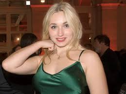 Chloé Jouannet, 17 Ekim 1997 tarihinde Fransa’da dünyaya gelmiştir. Sanatla iç içe bir ailede büyüyen Jouannet, küçük yaşlardan itibaren oyunculuğa yakın bir ortamda yetişmiştir. Annesi ünlü Fransız aktris Alexandra Lamy, babası ise yine tanınmış bir oyuncu olan Thomas Jouannet’dir.