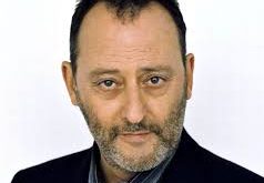 Jean Reno 17 yaşına geldiğinde Fransa’ya taşındı. Paris’e yerleşen genç Reno, burada oyunculuk eğitimi almaya başladı. Başlangıçta tiyatro sahnelerinde çalışan oyuncu, uzun süre küçük rollerde yer aldı.