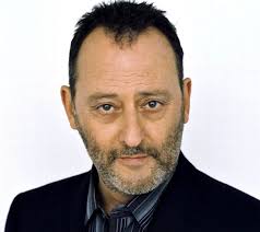 Jean Reno 17 yaşına geldiğinde Fransa’ya taşındı. Paris’e yerleşen genç Reno, burada oyunculuk eğitimi almaya başladı. Başlangıçta tiyatro sahnelerinde çalışan oyuncu, uzun süre küçük rollerde yer aldı.