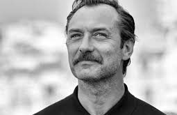 Dram, gerilim, bilim kurgu ve tarihi yapımlar dahil olmak üzere birçok farklı türde unutulmaz rollere imza atan Jude Law, kariyeri boyunca Oscar adaylıkları başta olmak üzere sayısız ödül ve adaylık elde etmiştir.