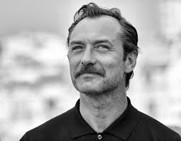 Dram, gerilim, bilim kurgu ve tarihi yapımlar dahil olmak üzere birçok farklı türde unutulmaz rollere imza atan Jude Law, kariyeri boyunca Oscar adaylıkları başta olmak üzere sayısız ödül ve adaylık elde etmiştir.