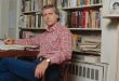 Don DeLillo, 20 Kasım 1936 tarihinde Amerika Birleşik Devletleri’nin New York şehrinde dünyaya geldi. İtalyan göçmeni bir ailenin çocuğu olarak büyüdü.