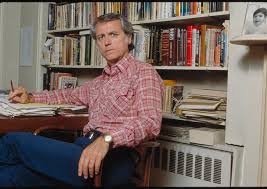 Don DeLillo, 20 Kasım 1936 tarihinde Amerika Birleşik Devletleri’nin New York şehrinde dünyaya geldi. İtalyan göçmeni bir ailenin çocuğu olarak büyüdü.