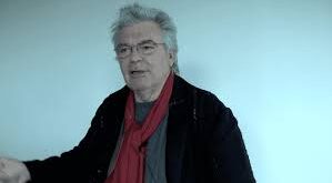 Jean-Pierre Gorin, 1943 yılında Fransa’nın Paris kentinde dünyaya geldi. Kültürel açıdan zengin bir ortamda büyüyen Gorin, genç yaşlardan itibaren edebiyat, felsefe ve siyasetle ilgilenmeye başladı.