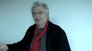 Jean-Pierre Gorin, 1943 yılında Fransa’nın Paris kentinde dünyaya geldi. Kültürel açıdan zengin bir ortamda büyüyen Gorin, genç yaşlardan itibaren edebiyat, felsefe ve siyasetle ilgilenmeye başladı.