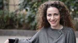 Sanatçı kimliğinin yanı sıra eğitici içerik üreticisi olarak da bilinen Ezo Sunal, televizyon programlarından tiyatro sahnelerine kadar geniş bir alanda çalışmalar yürütmektedir.
