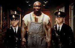 Başrollerinde Tom Hanks ve Michael Clarke Duncan gibi güçlü isimlerin yer aldığı film, izleyiciyi hem duygusal hem de psikolojik açıdan etkileyen bir deneyim sunar. “Yeşil Yol”, ölüm cezası ekseninde şekillenen hikâyesiyle yalnızca mahkûmları değil, gardiyanları ve sistemi de sorgulayan çok katmanlı bir anlatıya sahiptir.