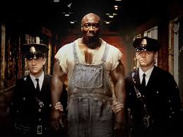Başrollerinde Tom Hanks ve Michael Clarke Duncan gibi güçlü isimlerin yer aldığı film, izleyiciyi hem duygusal hem de psikolojik açıdan etkileyen bir deneyim sunar. “Yeşil Yol”, ölüm cezası ekseninde şekillenen hikâyesiyle yalnızca mahkûmları değil, gardiyanları ve sistemi de sorgulayan çok katmanlı bir anlatıya sahiptir.