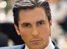 Modern sinema dünyasının en yetenekli ve en disiplinli oyuncularından biri olarak kabul edilen Christian Bale, olağanüstü karakter dönüşümleri, fiziksel değişimleri ve yoğun metot oyunculuğuyla dünya çapında büyük saygı kazanmıştır.