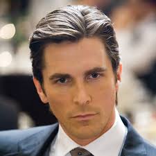 Modern sinema dünyasının en yetenekli ve en disiplinli oyuncularından biri olarak kabul edilen Christian Bale, olağanüstü karakter dönüşümleri, fiziksel değişimleri ve yoğun metot oyunculuğuyla dünya çapında büyük saygı kazanmıştır.