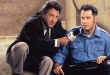 Dustin Hoffman’ın deneyimli gazeteci performansı ile John Travolta’nın çaresizlik içindeki sıradan adam yorumu, filmin en güçlü yönleri arasında yer alır. Yardımcı rollerde Mia Kirshner, Alan Alda, Blythe Danner ve Ted Levine gibi önemli isimlerin bulunması da yapımın dramatik gücünü artırır.