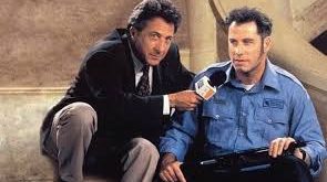 Dustin Hoffman’ın deneyimli gazeteci performansı ile John Travolta’nın çaresizlik içindeki sıradan adam yorumu, filmin en güçlü yönleri arasında yer alır. Yardımcı rollerde Mia Kirshner, Alan Alda, Blythe Danner ve Ted Levine gibi önemli isimlerin bulunması da yapımın dramatik gücünü artırır.