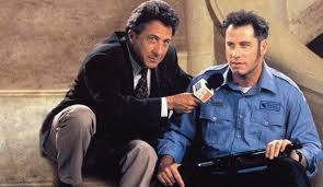 Dustin Hoffman’ın deneyimli gazeteci performansı ile John Travolta’nın çaresizlik içindeki sıradan adam yorumu, filmin en güçlü yönleri arasında yer alır. Yardımcı rollerde Mia Kirshner, Alan Alda, Blythe Danner ve Ted Levine gibi önemli isimlerin bulunması da yapımın dramatik gücünü artırır.