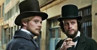 Film, Karl Marx’ın yalnızca teorik bir figür değil; mücadele eden, hata yapan, öfkelenen ve fikirleri uğruna risk alan genç bir insan olduğunu göstermesi açısından oldukça önemlidir.