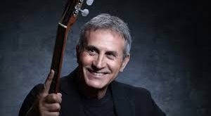 Yorgo Dalaras, 29 Eylül 1949 tarihinde Yunanistan'ın Pire kentindeki Nea Kokinia bölgesinde dünyaya geldi. Müzikle iç içe bir aile ortamında büyümesi, sanat yolculuğunun şekillenmesinde büyük rol oynadı.