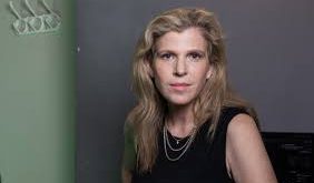 Özellikle Donna and Shula Productions bünyesinde yürüttüğü çalışmalarla adından söz ettiren Shula Spiegel, dramatik yapımlardan çocuk programlarına, belgesellerden uluslararası dizilere kadar uzanan geniş bir içerik yelpazesinde görev almıştır.