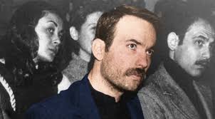 Türkiye’nin yakın siyasi tarihinde 1960’ların sonu ve 1970’lerin başı, yalnızca ideolojik tartışmaların değil aynı zamanda radikal örgütlenmelerin ve silahlı mücadele pratiklerinin de yoğunlaştığı bir dönemdir. Bu dönemin en tartışmalı ve etkili figürlerinden biri olan Mahir Çayan, Türkiye sol hareketinde “devrim stratejisi”, “şehir gerillası” ve “kesintisiz devrim” gibi kavramların teorik ve pratik düzeyde şekillenmesinde belirleyici bir rol oynamıştır.