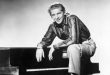 “Great Balls of Fire” ve “Whole Lotta Shakin’ Goin’ On” gibi parçalarla dünya çapında ün kazanan Jerry Lee Lewis, yalnızca bir müzisyen değil, aynı zamanda sahne performansıyla bir dönemin müzik algısını değiştiren bir figürdür. Onun müziği, rock’n roll’un doğuş yıllarındaki enerjiyi ve özgürlük hissini temsil eder.