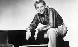 “Great Balls of Fire” ve “Whole Lotta Shakin’ Goin’ On” gibi parçalarla dünya çapında ün kazanan Jerry Lee Lewis, yalnızca bir müzisyen değil, aynı zamanda sahne performansıyla bir dönemin müzik algısını değiştiren bir figürdür. Onun müziği, rock’n roll’un doğuş yıllarındaki enerjiyi ve özgürlük hissini temsil eder.
