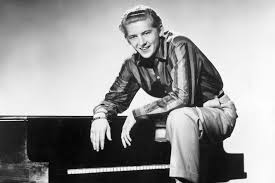 “Great Balls of Fire” ve “Whole Lotta Shakin’ Goin’ On” gibi parçalarla dünya çapında ün kazanan Jerry Lee Lewis, yalnızca bir müzisyen değil, aynı zamanda sahne performansıyla bir dönemin müzik algısını değiştiren bir figürdür. Onun müziği, rock’n roll’un doğuş yıllarındaki enerjiyi ve özgürlük hissini temsil eder.