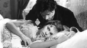 Bir Yaz Gecesi Gülüşleri, İsveçli yönetmen Ingmar Bergman tarafından yazılıp yönetilen, 1955 yapımı dönem komedi-dram türündeki özgün bir sinema eseridir. Orijinal adı Sommarnattens leende olan film, Bergman filmografisinde daha hafif, ironik ve romantik tonu ile dikkat çekerken; insan ilişkilerinin karmaşasını zarif bir mizah ve ince bir melankoliyle ele alır.