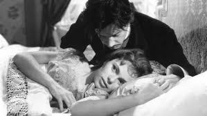 Bir Yaz Gecesi Gülüşleri, İsveçli yönetmen Ingmar Bergman tarafından yazılıp yönetilen, 1955 yapımı dönem komedi-dram türündeki özgün bir sinema eseridir. Orijinal adı Sommarnattens leende olan film, Bergman filmografisinde daha hafif, ironik ve romantik tonu ile dikkat çekerken; insan ilişkilerinin karmaşasını zarif bir mizah ve ince bir melankoliyle ele alır.