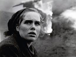 Bergman'ın filmografisinde önemli bir yere sahip olan Utanç, ilk bakışta savaş üzerine bir film gibi görünse de özünde insan doğasına ilişkin rahatsız edici sorular sorar. Yönetmenin birçok yapımında olduğu gibi burada da karakterlerin iç dünyaları dış olaylardan çok daha fazla önem taşır.