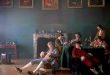 1975 yılında gösterime giren Barry Lyndon, ilk döneminde hak ettiği değeri tam anlamıyla göremeyen filmlerden biri olsa da yıllar içinde yeniden keşfedilmiş ve bugün Kubrick filmografisinin en önemli eserleri arasında anılmaya başlanmıştır. Film yalnızca tarihi bir hikâye anlatmaz; sınıf sistemi, hırs, güç, kimlik, yükseliş ve çöküş gibi evrensel meseleleri derin bir sinema diliyle işler.