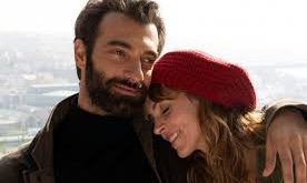 Yönetmenliğini İspanyol sinemasının tartışmalı ve güçlü isimlerinden Vicente Aranda’nın üstlendiği film, ünlü yazar Antonio Gala'nın aynı adlı romanından sinemaya uyarlanmıştır. Yapım, görünen yüzünde bir aşk ve tutku hikâyesi anlatıyor gibi görünse de, altında çok daha karmaşık psikolojik katmanlar barındırır.