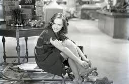 1905 yılında Amerika Birleşik Devletleri’nde doğan Paulette Goddard, gerçek adı Marion Levy olan bir ailenin çocuğuydu. Küçük yaşlardan itibaren sahne sanatlarına ilgi duyan Goddard, gençlik yıllarında modellik yaparak kariyerine adım atmış ve kısa sürede Broadway sahnelerinde boy göstermeye başlamıştır.