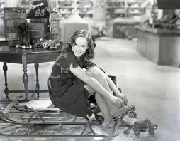 1905 yılında Amerika Birleşik Devletleri’nde doğan Paulette Goddard, gerçek adı Marion Levy olan bir ailenin çocuğuydu. Küçük yaşlardan itibaren sahne sanatlarına ilgi duyan Goddard, gençlik yıllarında modellik yaparak kariyerine adım atmış ve kısa sürede Broadway sahnelerinde boy göstermeye başlamıştır.