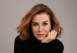 Zuhal Olcay’ın sanat yolculuğu tiyatro ile başlamıştır. Devlet Tiyatroları bünyesinde görev aldığı yıllarda birçok önemli oyunda rol almıştır. Sahnedeki performansı, karakterlere kattığı derinlik ve duygusal yoğunluk, onun kısa sürede tiyatro dünyasında saygın bir yer edinmesini sağlamıştır.